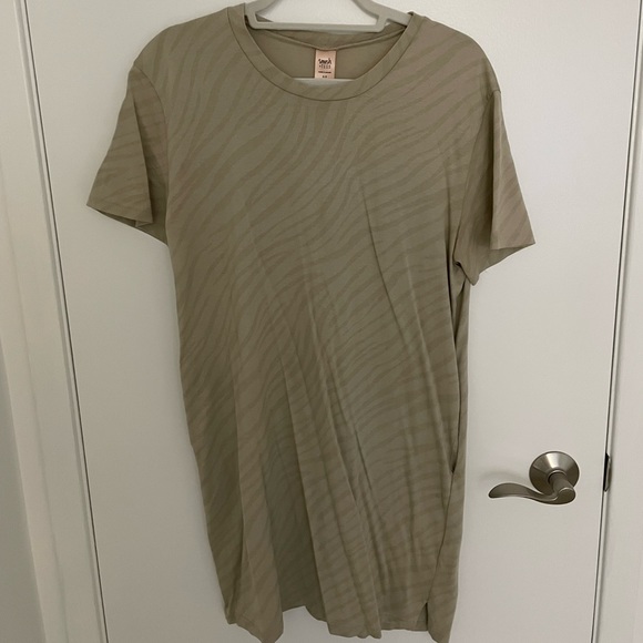 Smash and Tess Everyday T-shirt Dress in beige pattern, size small - Picture 3 of 7